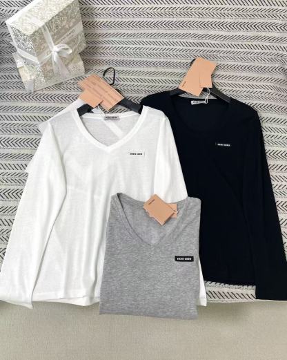 M1UM1U レター Vネック Tシャツ【50％割引+送料無料】