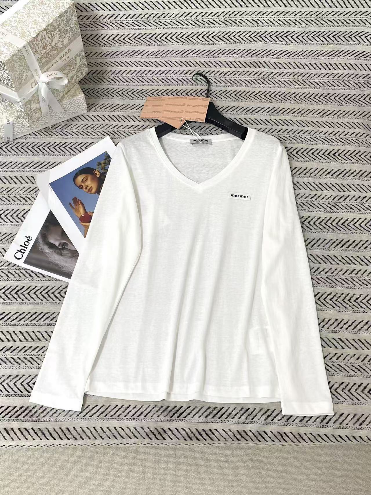 M1UM1U レター Vネック Tシャツ【50％割引+送料無料】