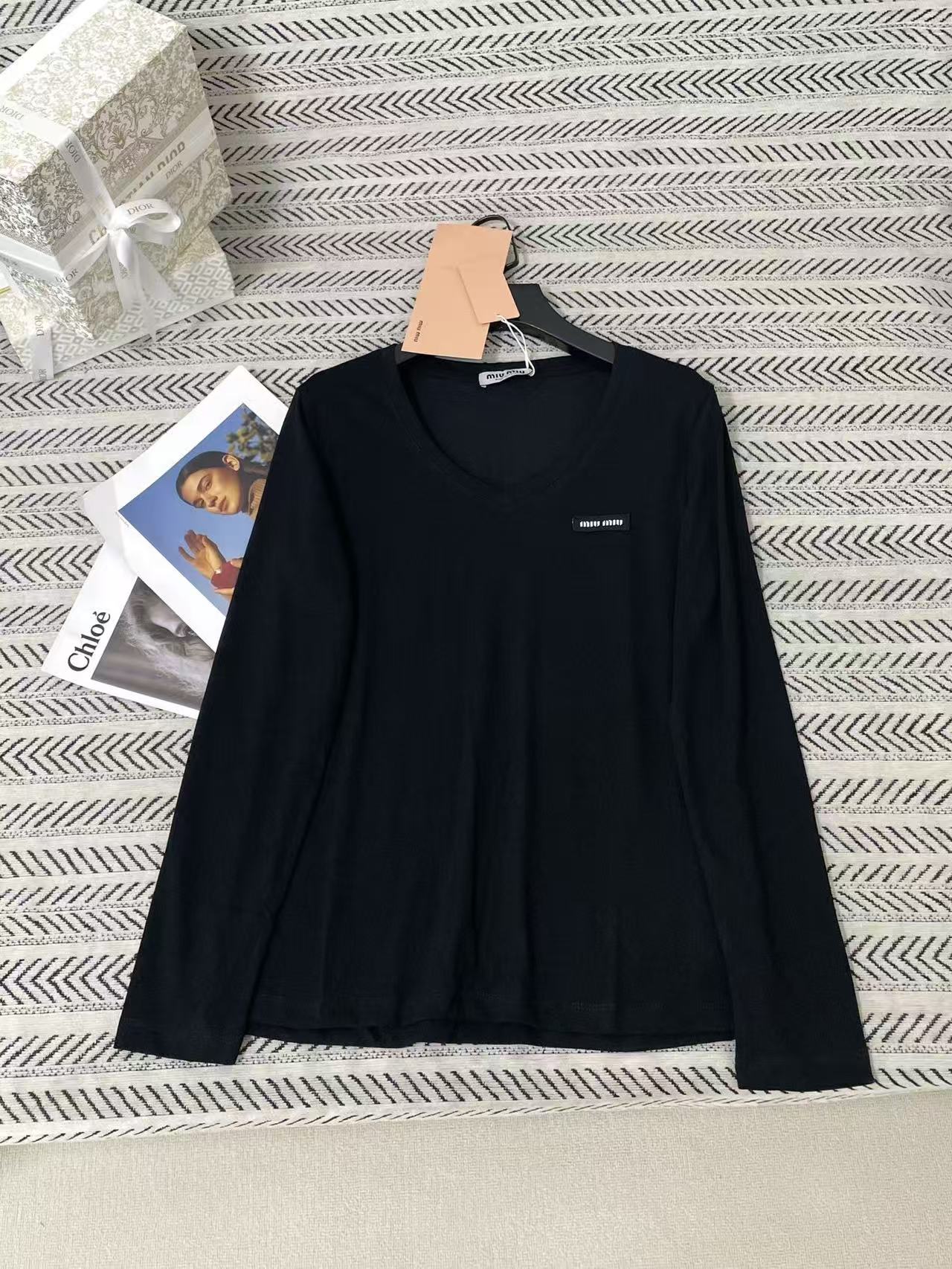 M1UM1U レター Vネック Tシャツ【50％割引+送料無料】