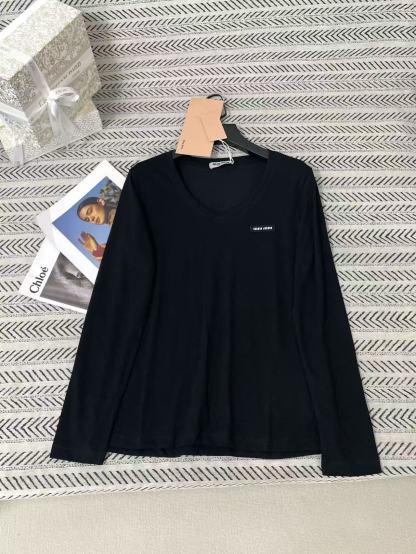 M1UM1U レター Vネック Tシャツ【50％割引+送料無料】