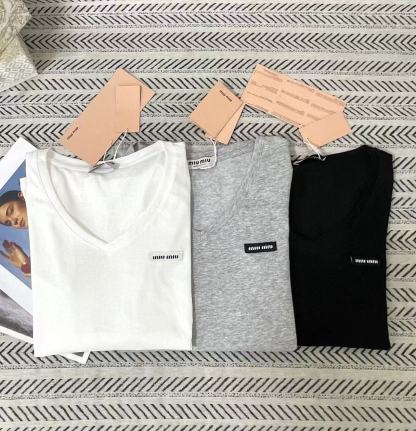 M1UM1U レター Vネック Tシャツ【50％割引+送料無料】