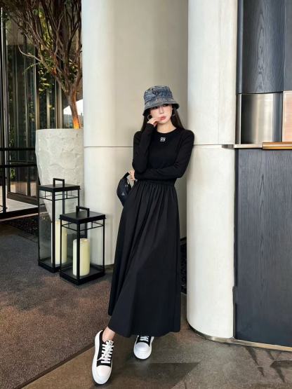 LOEWE シンプル刺繍ロゴワンピース【50％割引+送料無料】