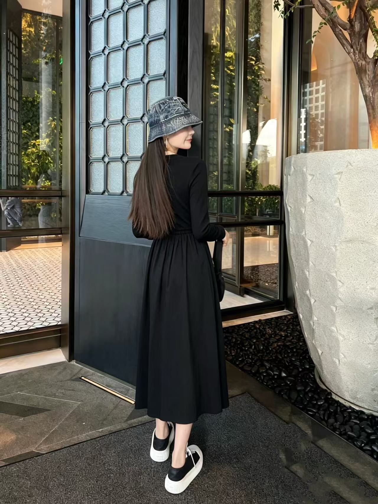 LOEWE シンプル刺繍ロゴワンピース【50％割引+送料無料】