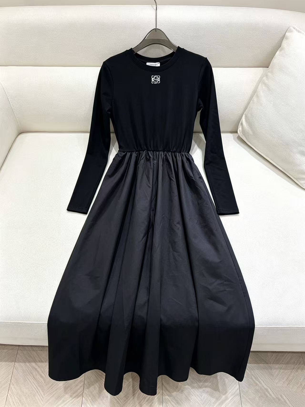 LOEWE シンプル刺繍ロゴワンピース【50％割引+送料無料】
