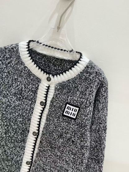 M1UM1U レターウールカーディガン【50％割引+送料無料】