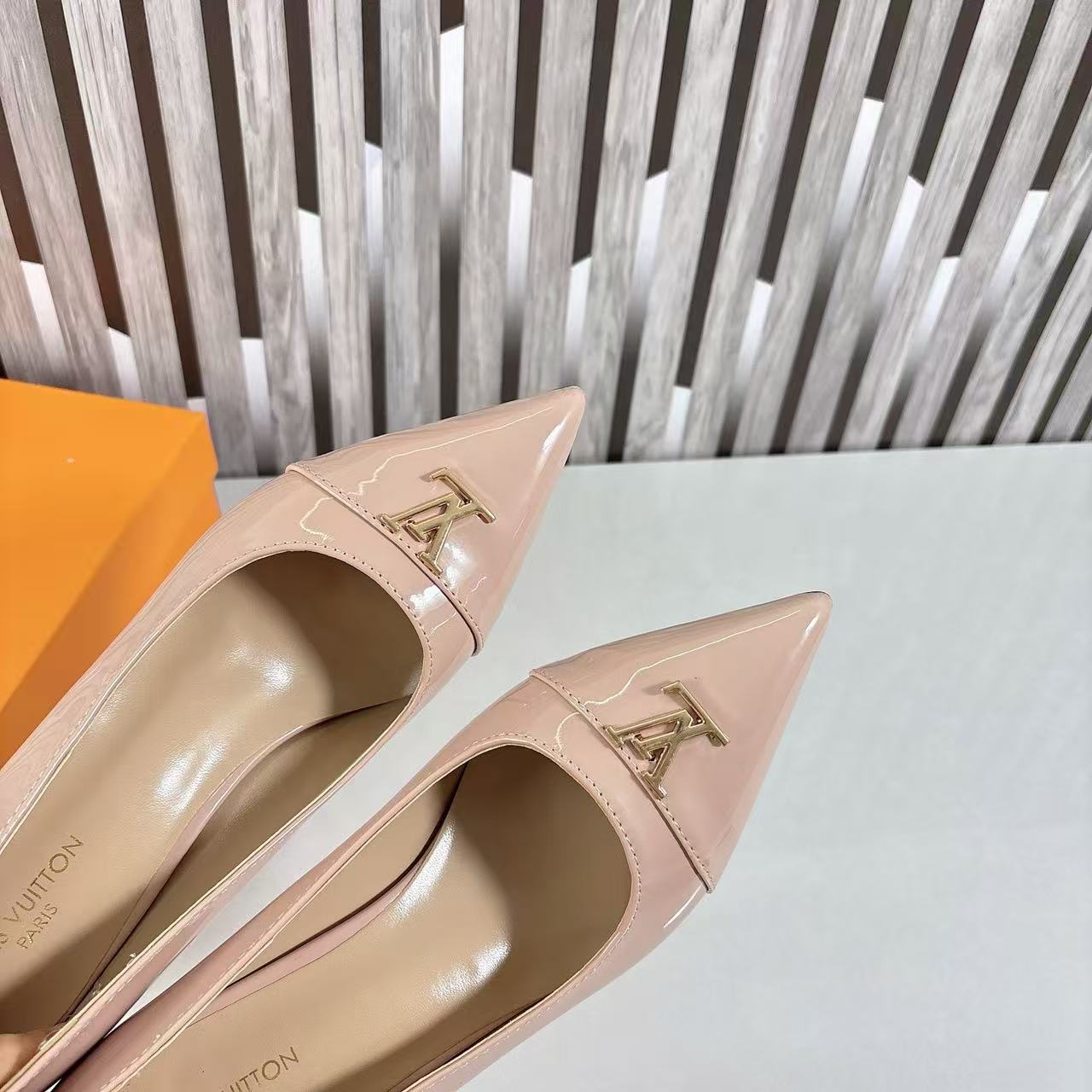LV メタルロゴ ポインテッドトゥ ハイヒール【50％割引+送料無料】