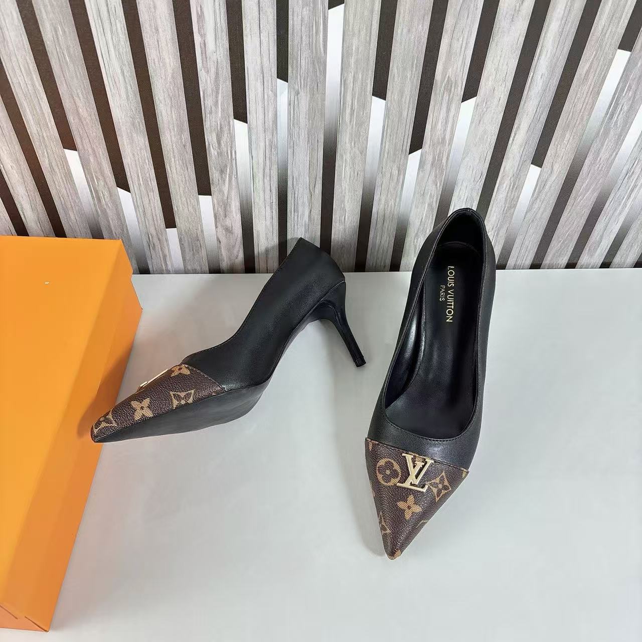 LV メタルロゴ ポインテッドトゥ ハイヒール【50％割引+送料無料】