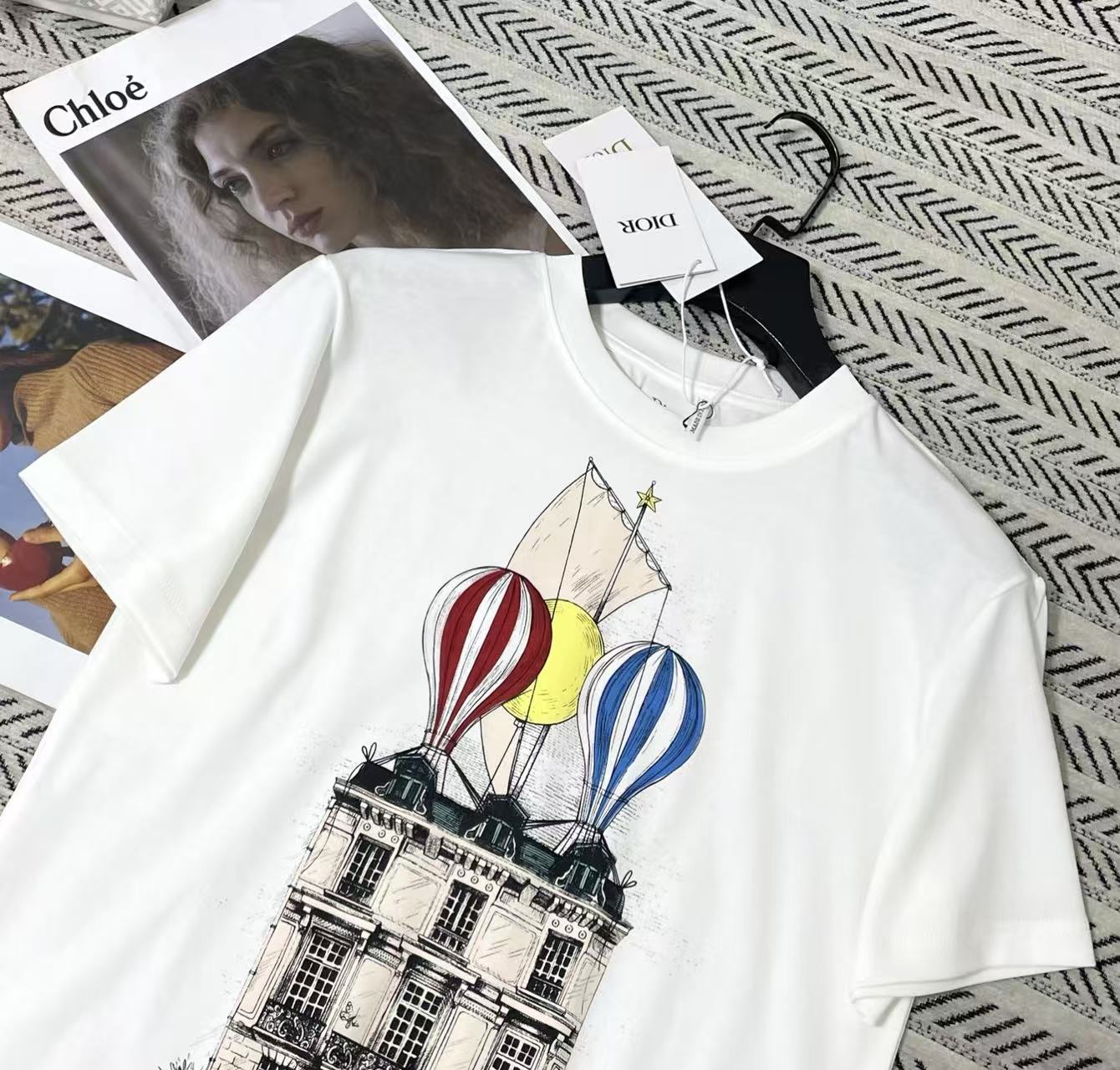 DI0R建物と熱気球のTシャツ【50％割引+送料無料】