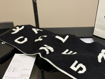 CHANE1 ダブルC 大きなロゴ文字入りカシミヤスカーフ【50％割引+送料無料】