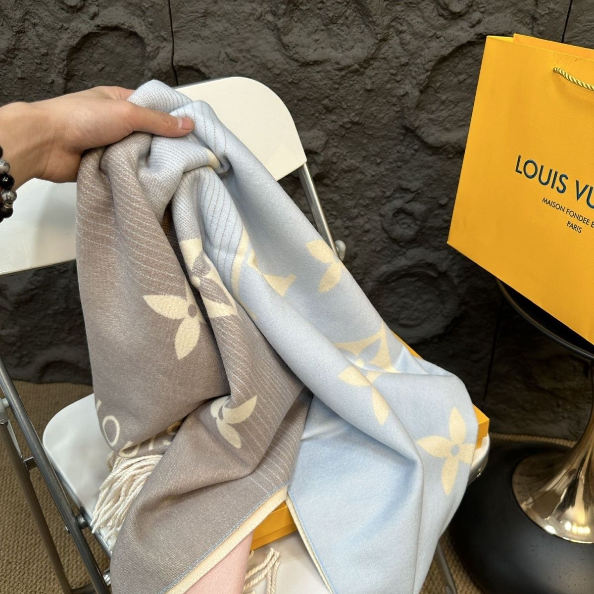 [L0UIS VUITT0N]🧣グラデーション カシミア スカーフ🧣【50％割引+送料無料】