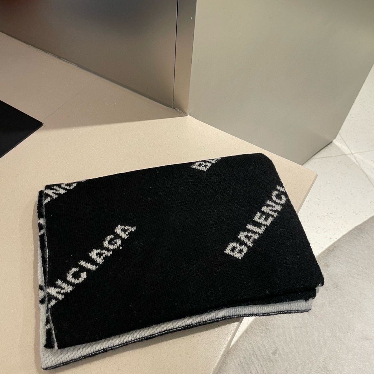 [Ba1enciaga]🧣黒と白のカシミア スカーフ🧣【50％割引+送料無料】