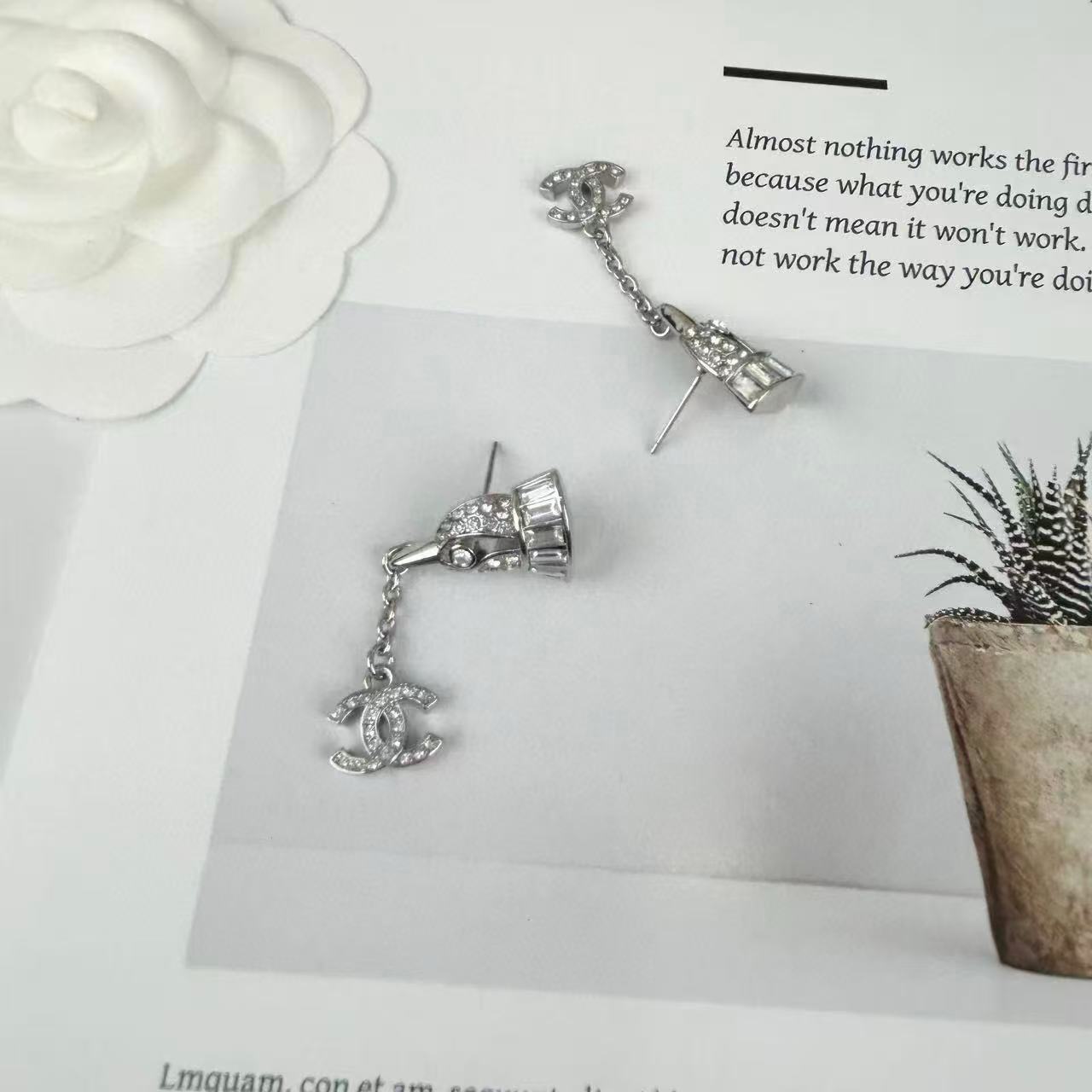 CHANE1 フルダイヤモンド ダブルC バードイヤリング【 50％割引+送料無料】