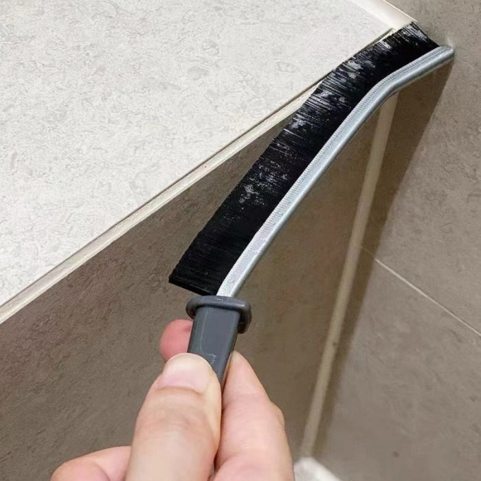 Narrow seam cleaning brush