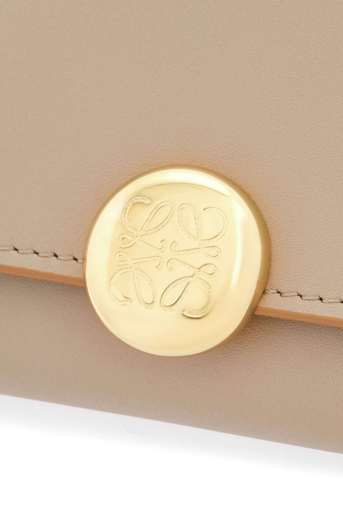 ぺブル コンティネンタル ウォレット（シャイニーナパカーフ）