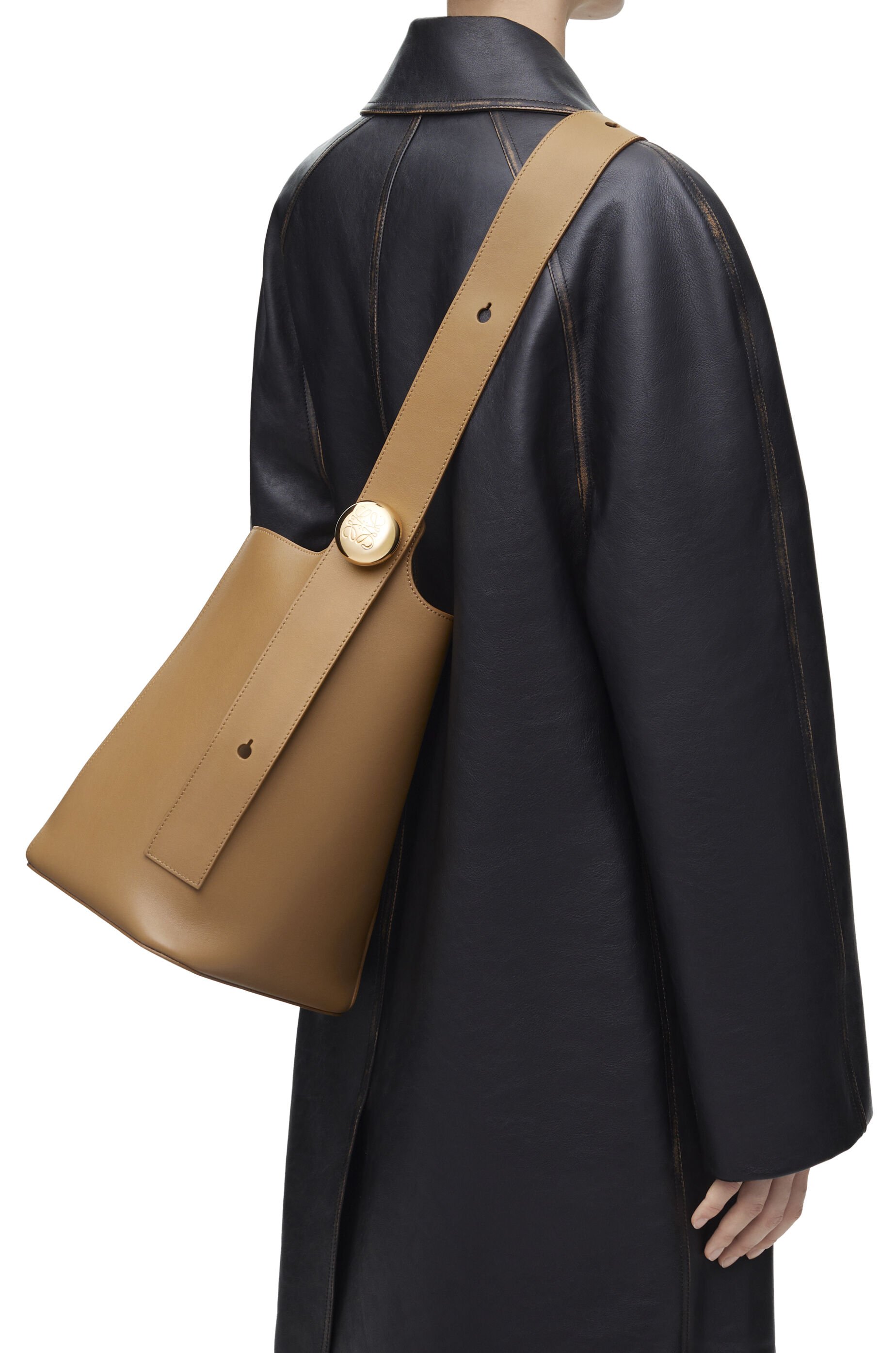 ペブル バケットバッグ ミディアム（メローカーフ）