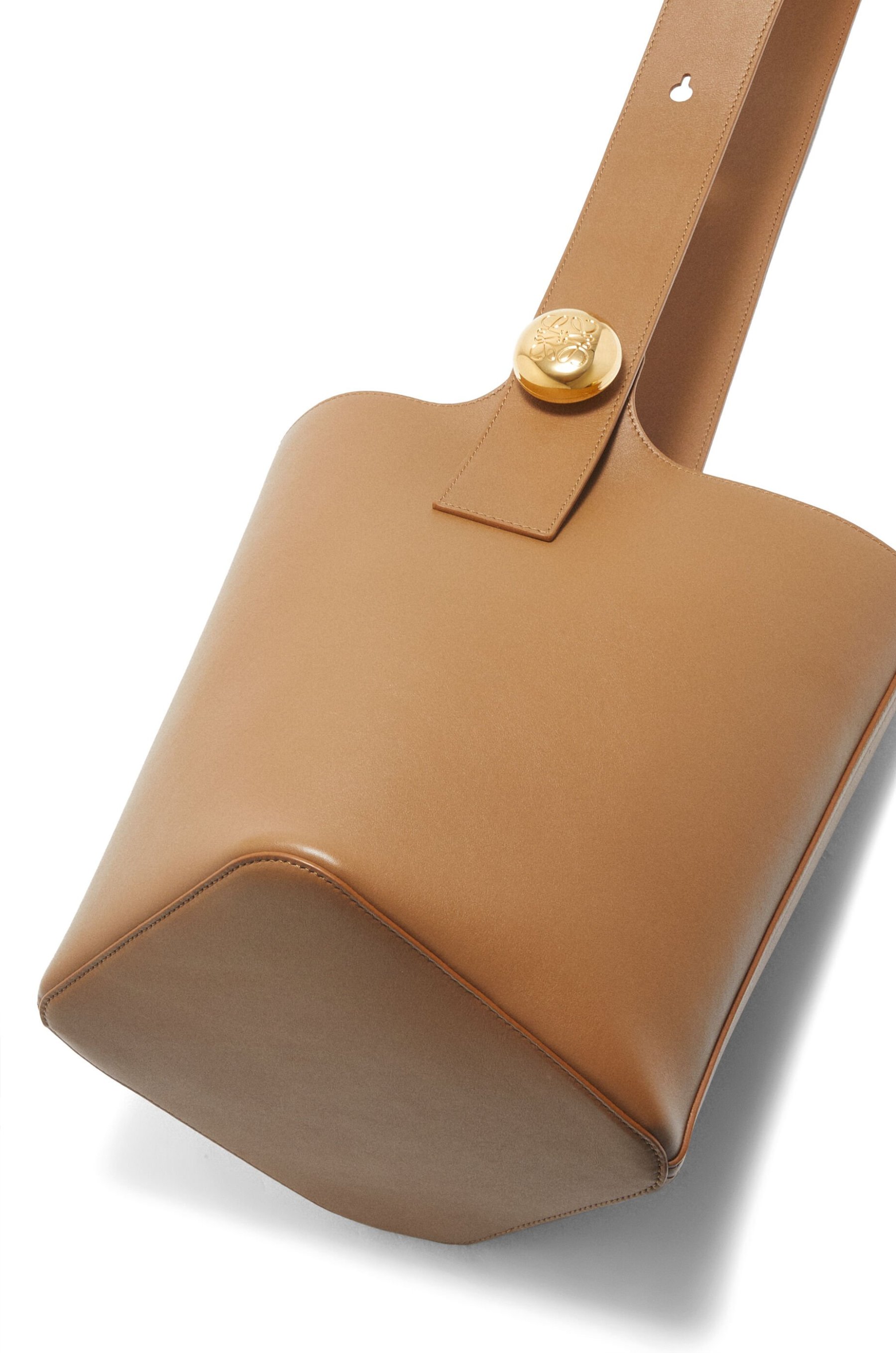 ペブル バケットバッグ ミディアム（メローカーフ）