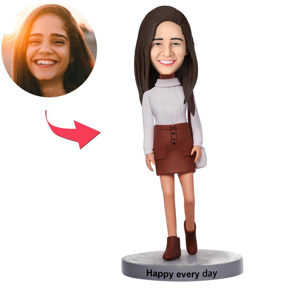 امرأة الموضة تحمل حقيبة Bobblehead مخصصة مع نص محفور - 