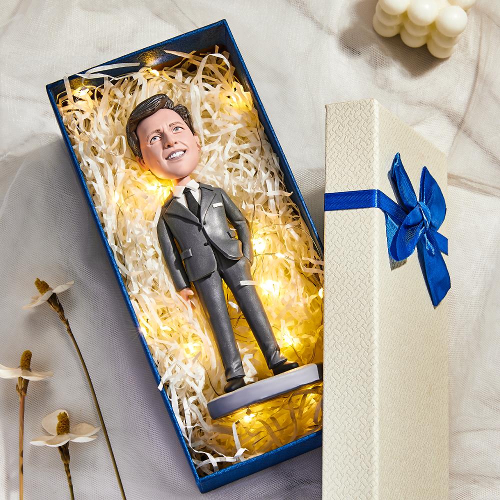 رجل سترة سوداء مع قبعة الرامى Bobblehead مخصص مع نص محفور - 