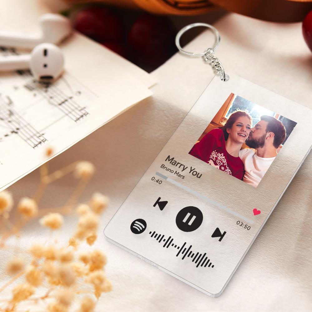 سلسلة مفاتيح Spotify Code Plaque قابلة للمسح للموسيقى والصور من الأكريليك، سلسلة مفاتيح أغنية هدايا عيد الميلاد 2.1 بوصة * 3.4 بوصة (5.4 * 8.6 سم) - 