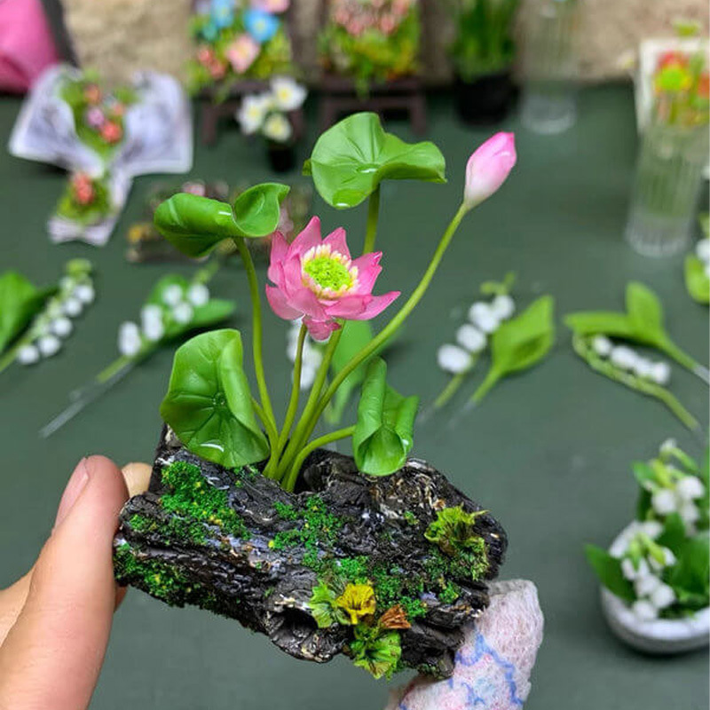 وردة طينية مصنوعة يدويًا تنمو من كتاب، منحوتة مصغرة مع وعاء نباتات خيالي، هدية مثالية لتزيين المكتب، مناسبة للأصدقاء والعائلة - 