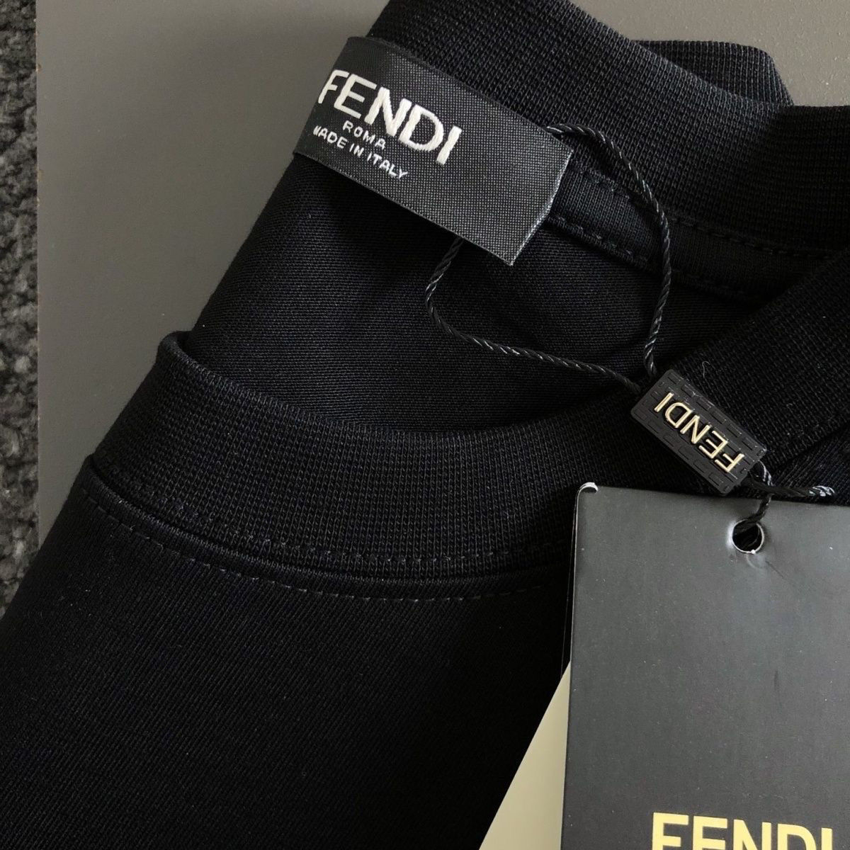 【FENDI公式旗艦店】 Tシャツ ご好評に付き再入荷！