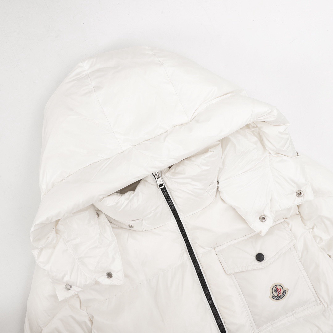 【公式認定ストア】MONCLERモンクレール 定番ダウンコート 限定発売中！多くの著名人やセレブに愛用されています! 爆買い！即完売必至 Montbeliard「三色ストライプジッパー」(さんしょくストライプジッパー)
