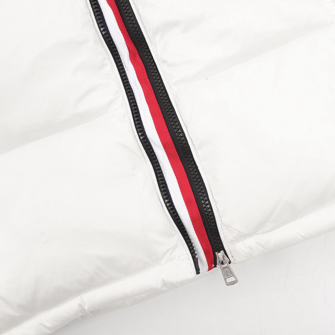 【公式認定ストア】MONCLERモンクレール 定番ダウンコート 限定発売中！多くの著名人やセレブに愛用されています! 爆買い！即完売必至 Montbeliard「三色ストライプジッパー」(さんしょくストライプジッパー)