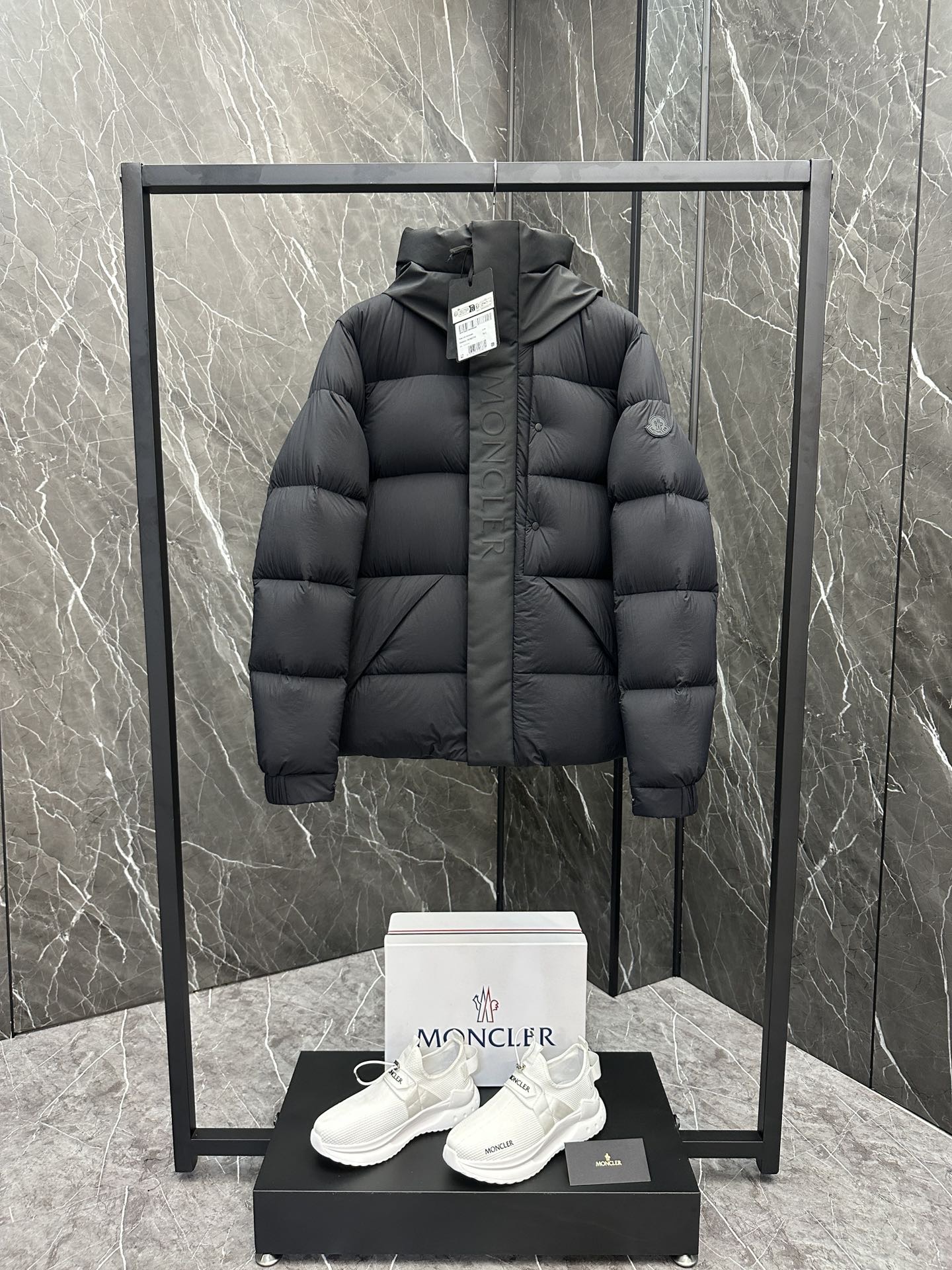 【公式認定ストア】MONCLER  Madeira モンクレール 定番ダウンコート 限定発売中！多くの著名人やセレブに愛用されています! 爆買い！即完売必至