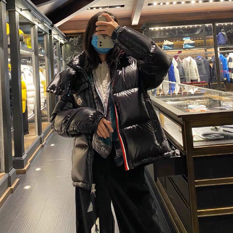 【公式認定ストア】MONCLERモンクレール 定番ダウンコート 限定発売中！多くの著名人やセレブに愛用されています! 爆買い！即完売必至 Montbeliard「三色ストライプジッパー」(さんしょくストライプジッパー)