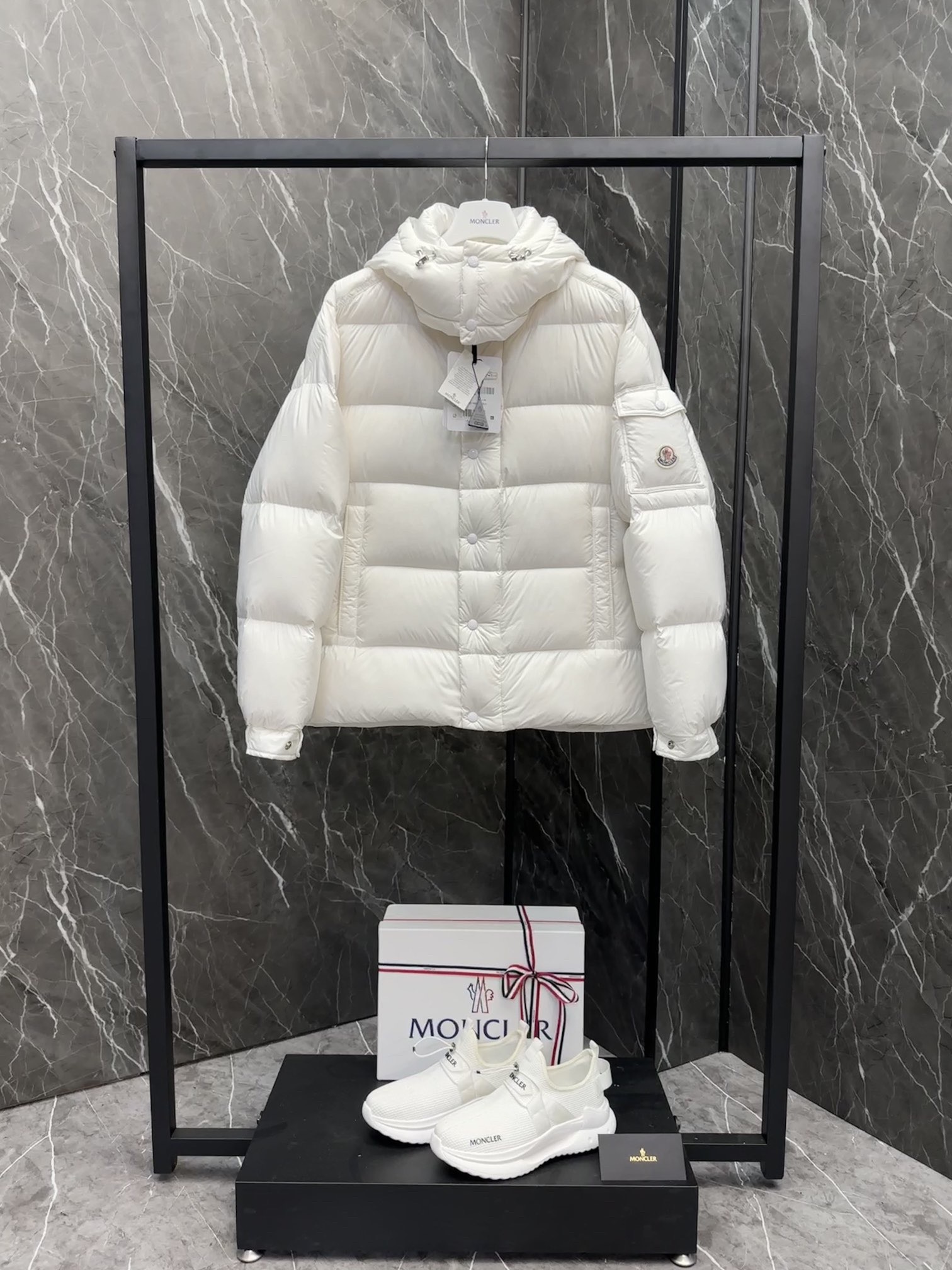 【公式認定ストア】MONCLERモンクレール 定番ダウンコート 限定発売中！多くの著名人やセレブに愛用されています! 爆買い！即完売必至 MAYA（ユニセックス）