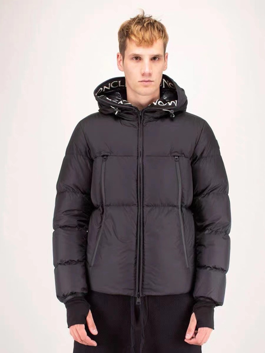 【公式認定ストア】MONCLER   Montcla（ユニセックス）多くの著名人やセレブに愛用されています! 即完売必至