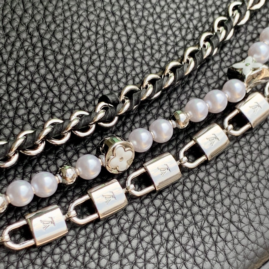 LV 2025新作 Capucinesレディース   チェーン付きハンドバッグ