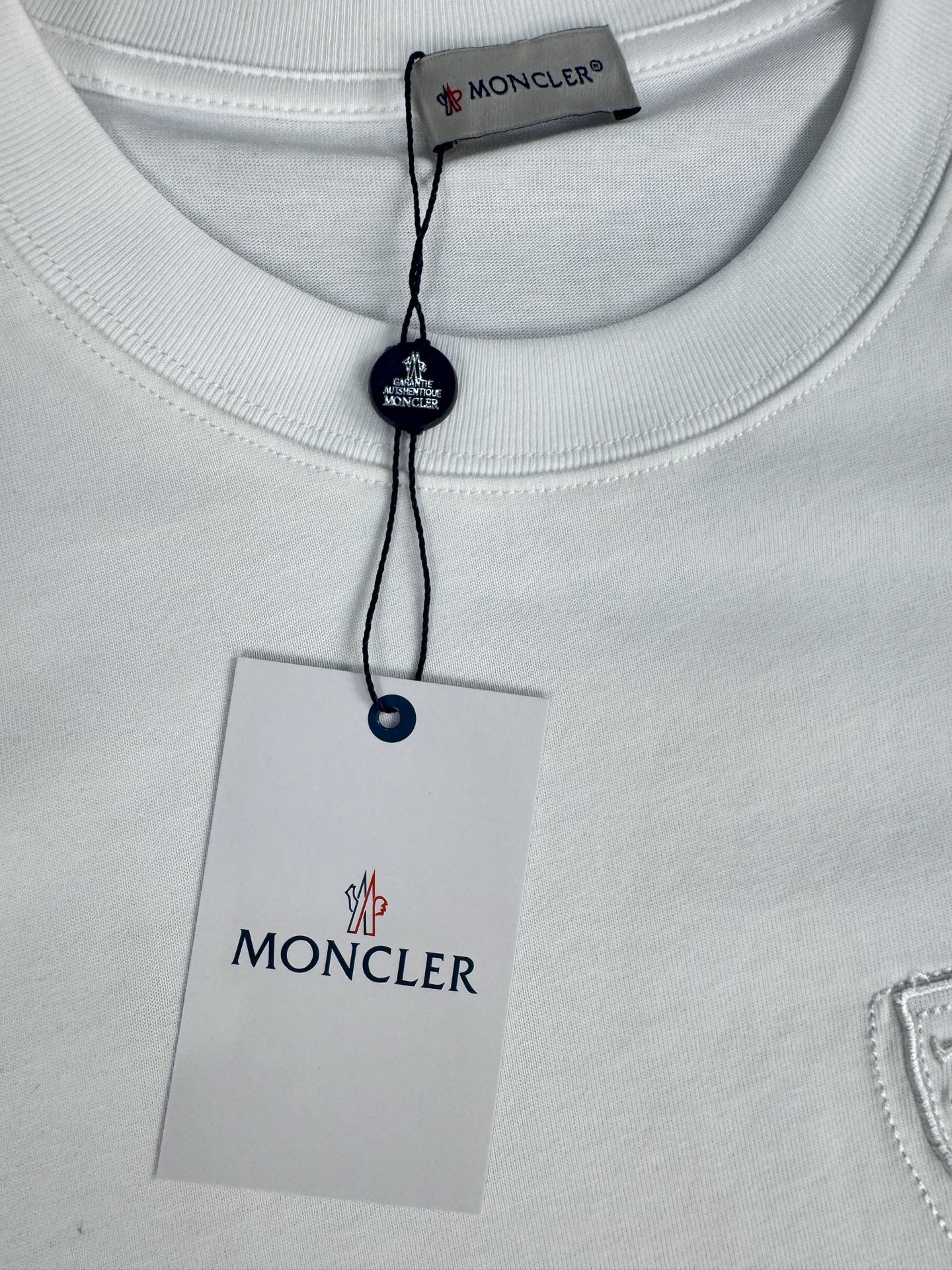 【Moncler 】（モンクレール）胸の刺繍 半袖 男女兼用Tシャツ