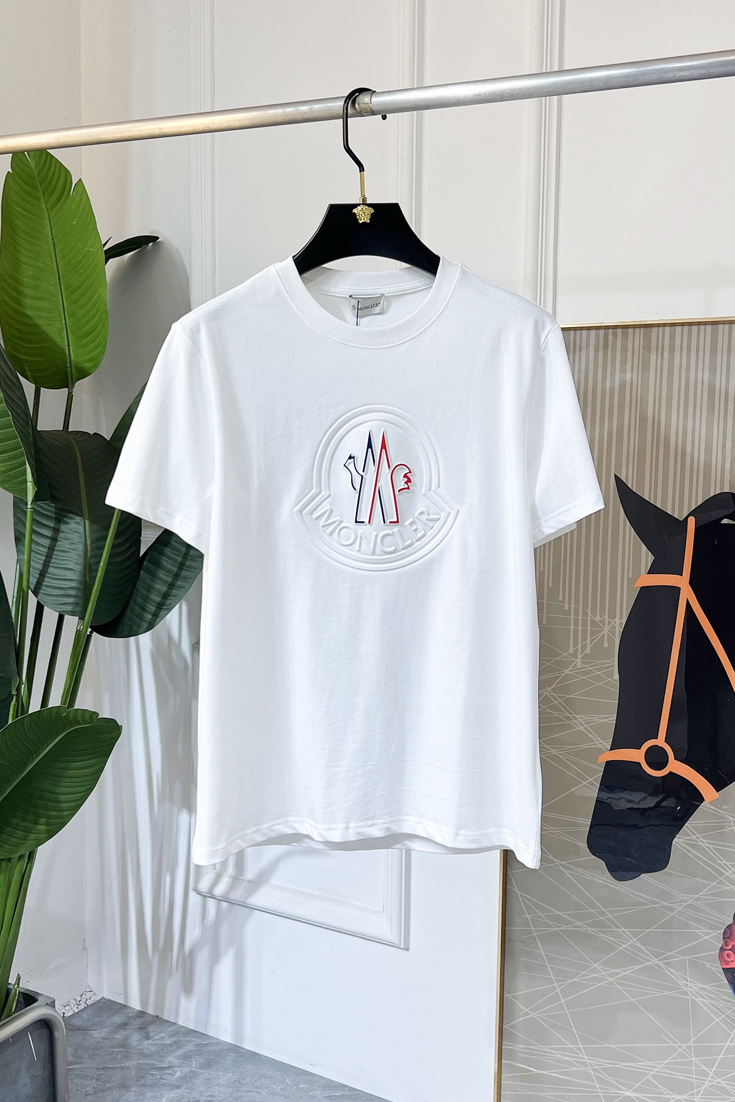 【Moncler 】（モンクレール）胸の刺繍 半袖 男女兼用Tシャツ