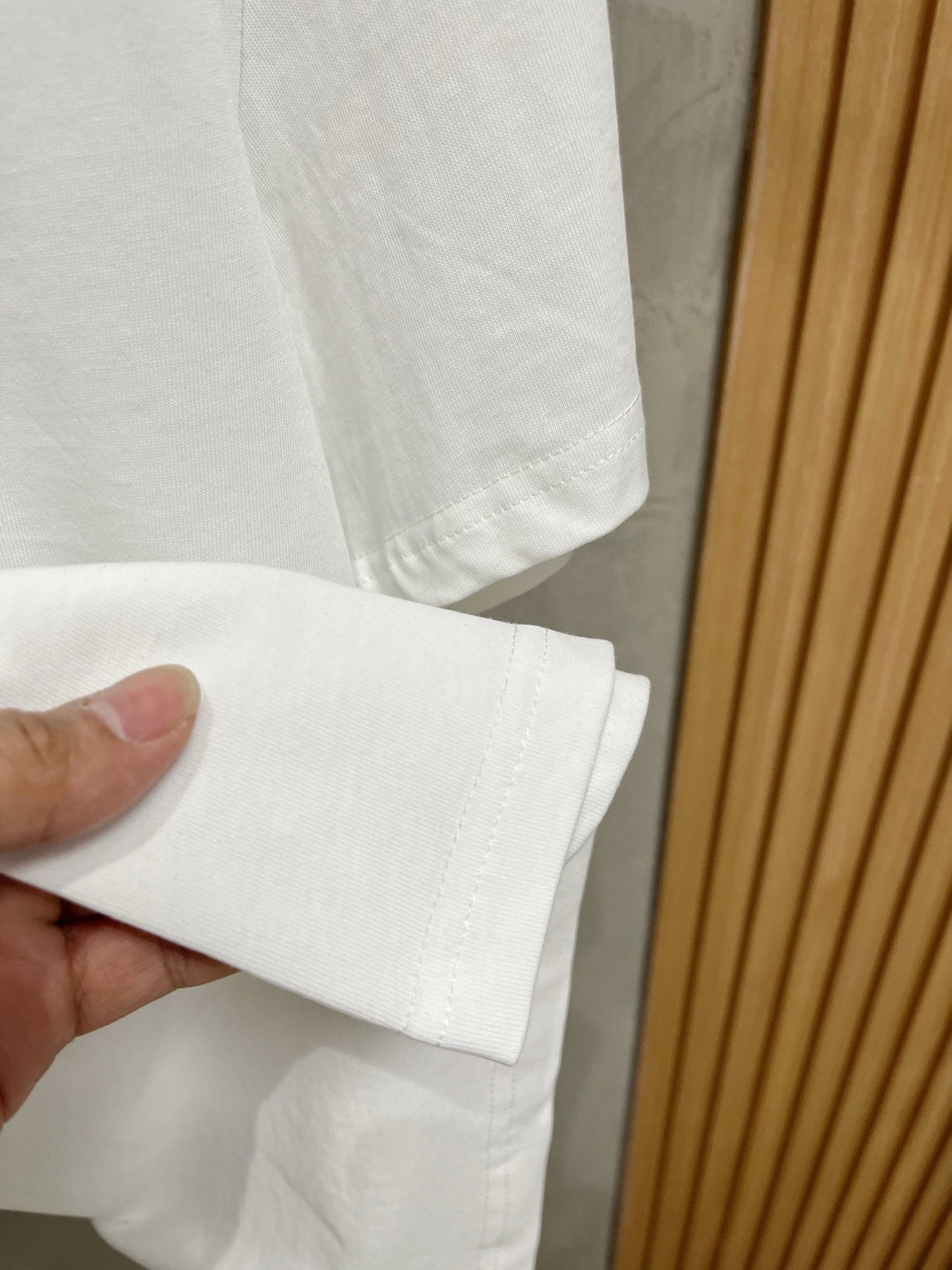 【Moncler 】（モンクレール）胸の刺繍 半袖 男女兼用Tシャツ