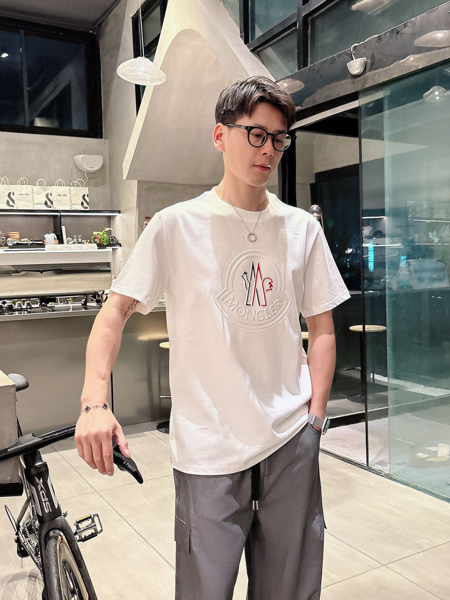 【Moncler 】（モンクレール）胸の刺繍 半袖 男女兼用Tシャツ