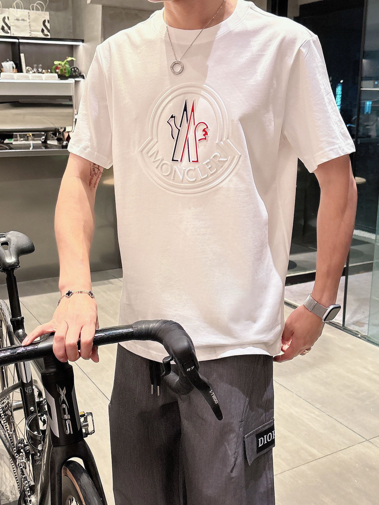 【Moncler 】（モンクレール）胸の刺繍 半袖 男女兼用Tシャツ