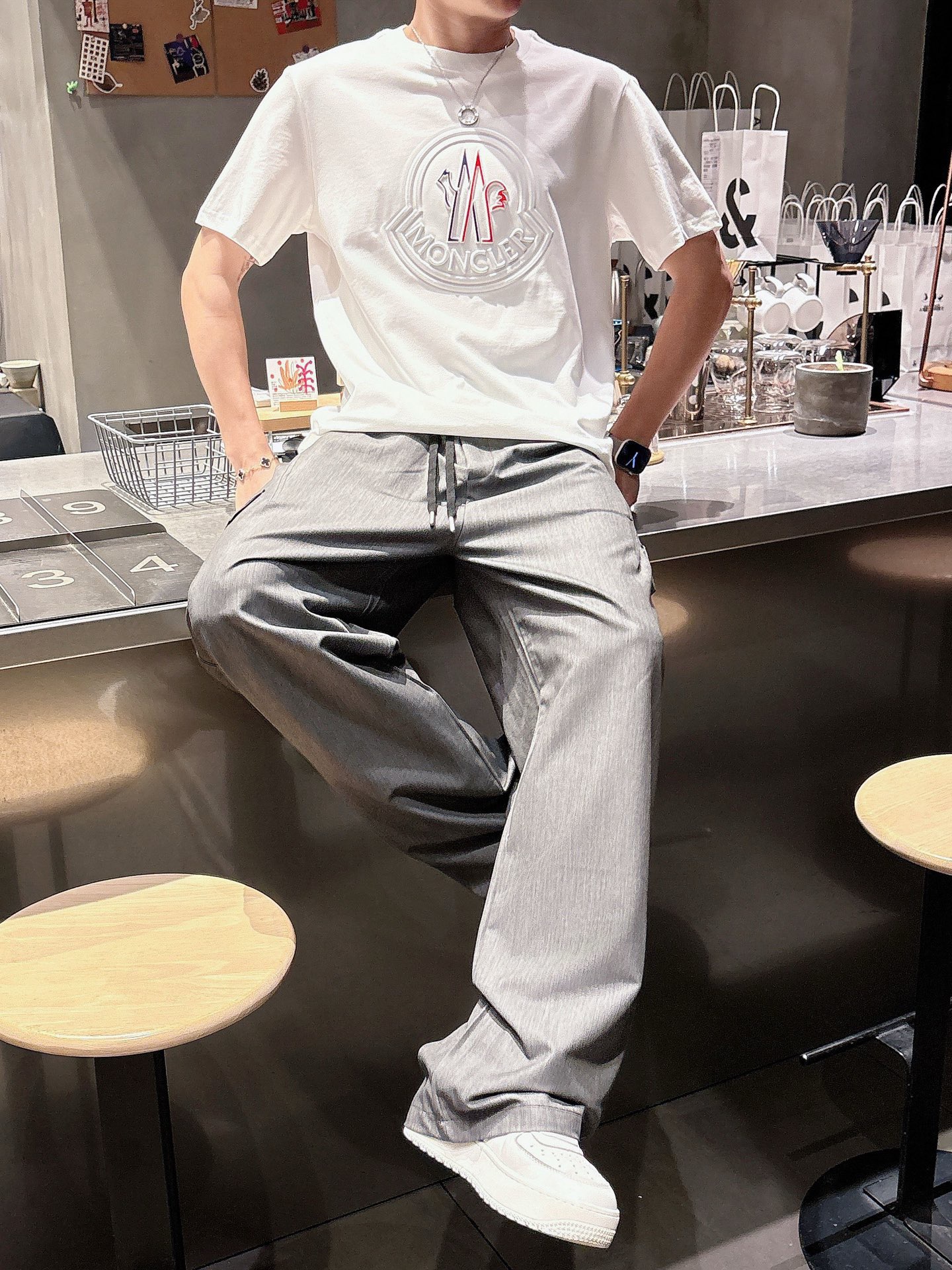 【Moncler 】（モンクレール）胸の刺繍 半袖 男女兼用Tシャツ