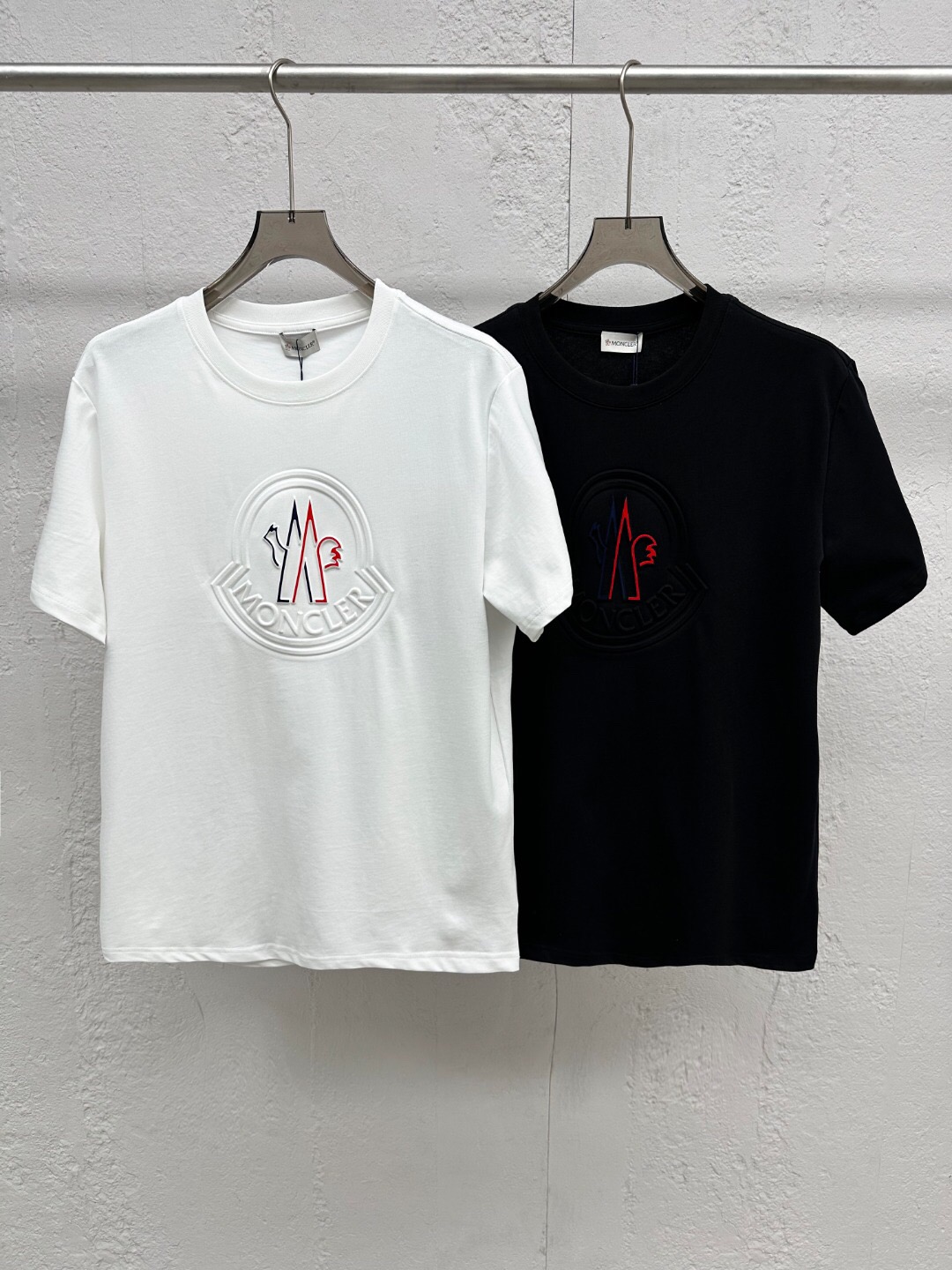 【Moncler 】（モンクレール）胸の刺繍 半袖 男女兼用Tシャツ