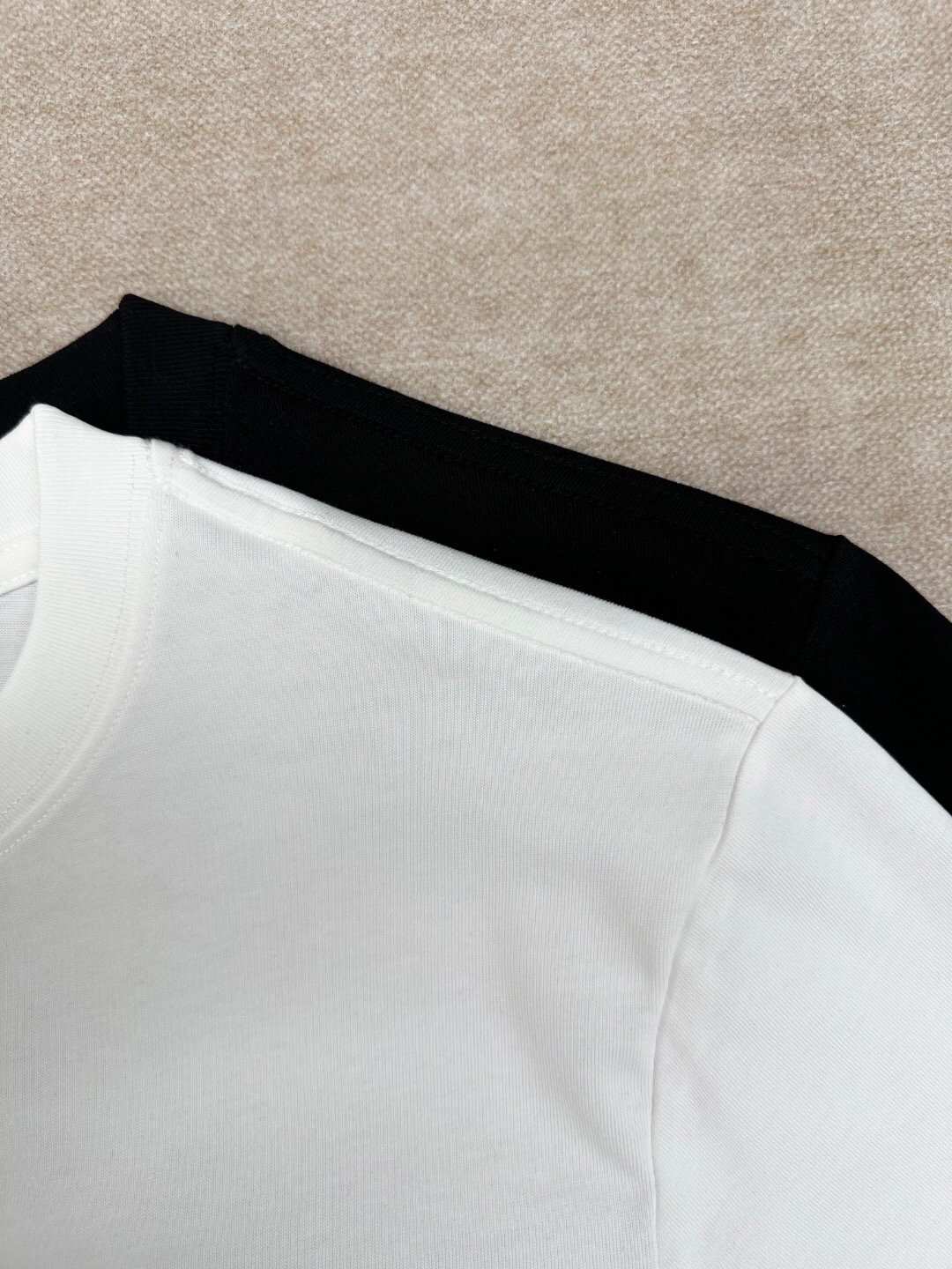 【Moncler 】（モンクレール）胸の刺繍 半袖 男女兼用Tシャツ