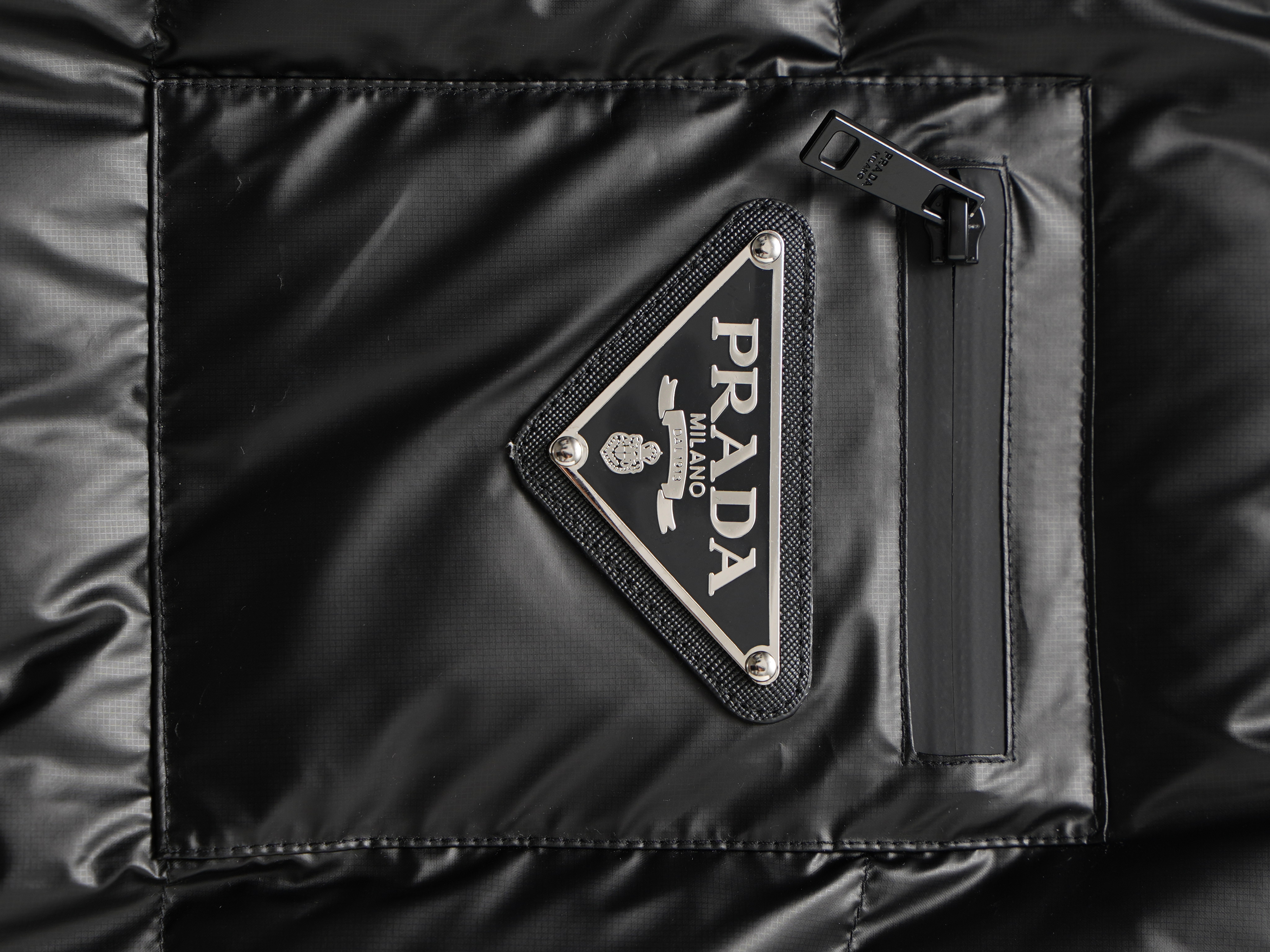 PRADAプラダ 冬のダウンジャケット 旬の新作 ユニセックス