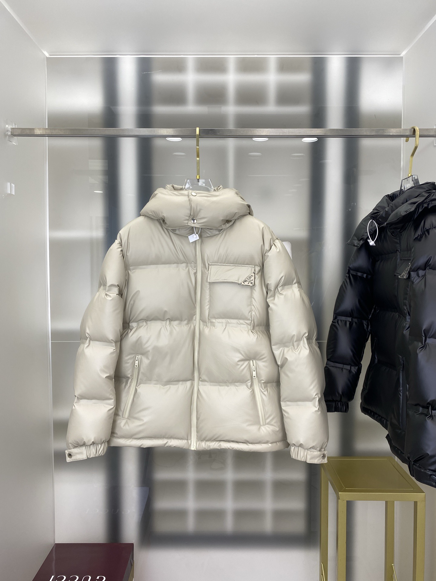PRADAプラダ 冬のダウンジャケット 旬の新作 三角標ユニセックスMONCLER