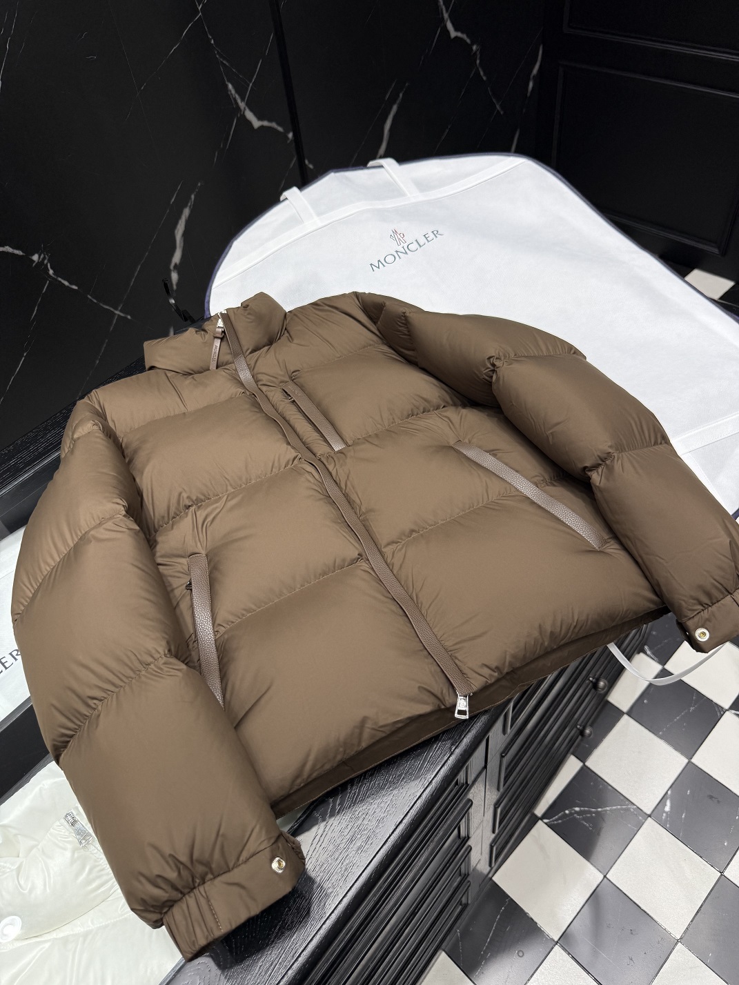 【人気商品】𝐌𝐎𝐍𝐂𝐋𝐄𝐑 モンクレール Besbre レザーパッチ ダウンジャケット ユニセックスモデル