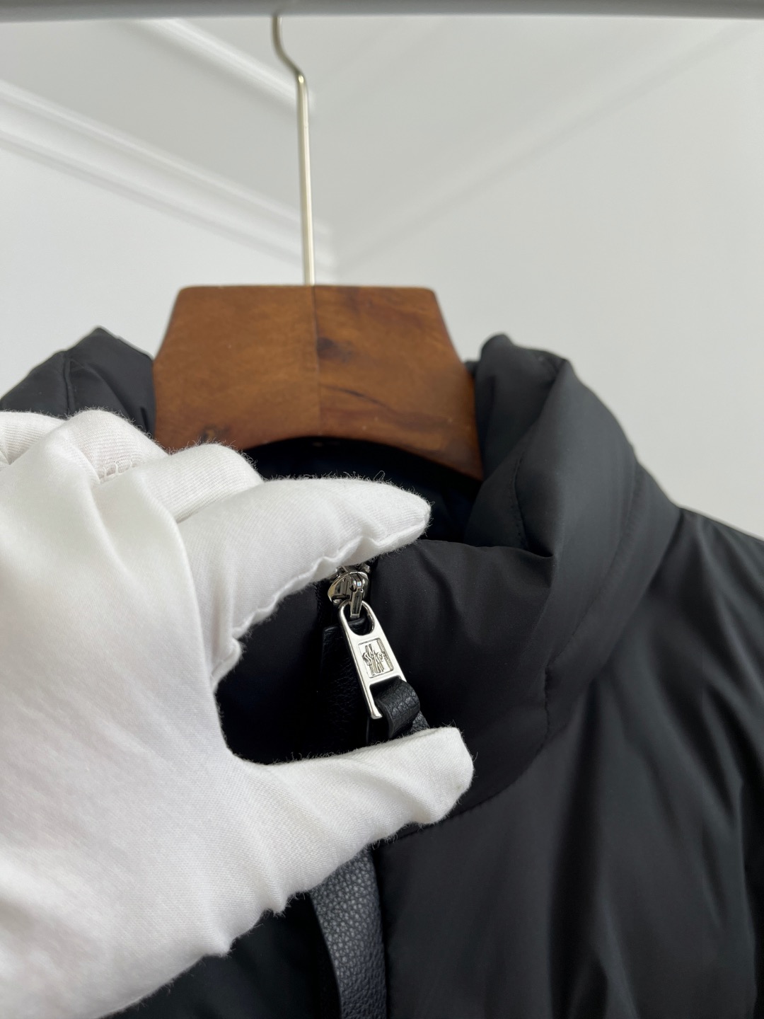 【人気商品】𝐌𝐎𝐍𝐂𝐋𝐄𝐑 モンクレール Besbre レザーパッチ ダウンジャケット ユニセックスモデル