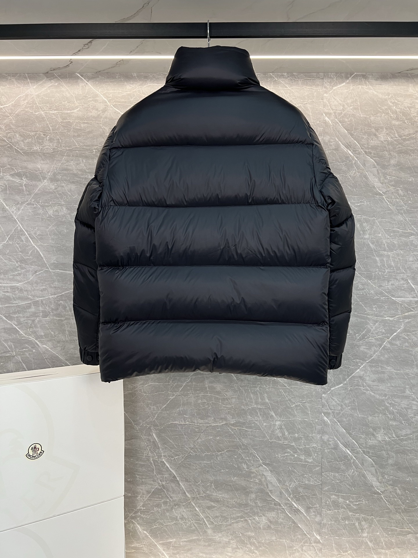 【人気商品】𝐌𝐎𝐍𝐂𝐋𝐄𝐑 モンクレール ビッグロゴ ダウンジャケット ユニセックスモデル