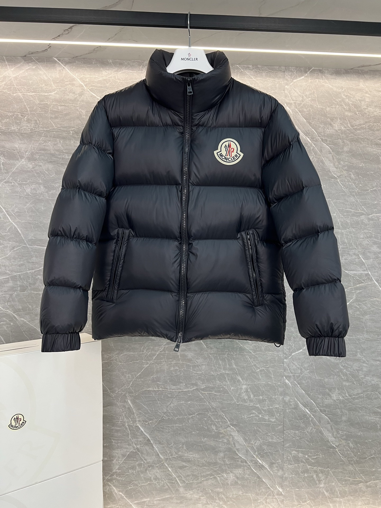 【人気商品】𝐌𝐎𝐍𝐂𝐋𝐄𝐑 モンクレール ビッグロゴ ダウンジャケット ユニセックスモデル
