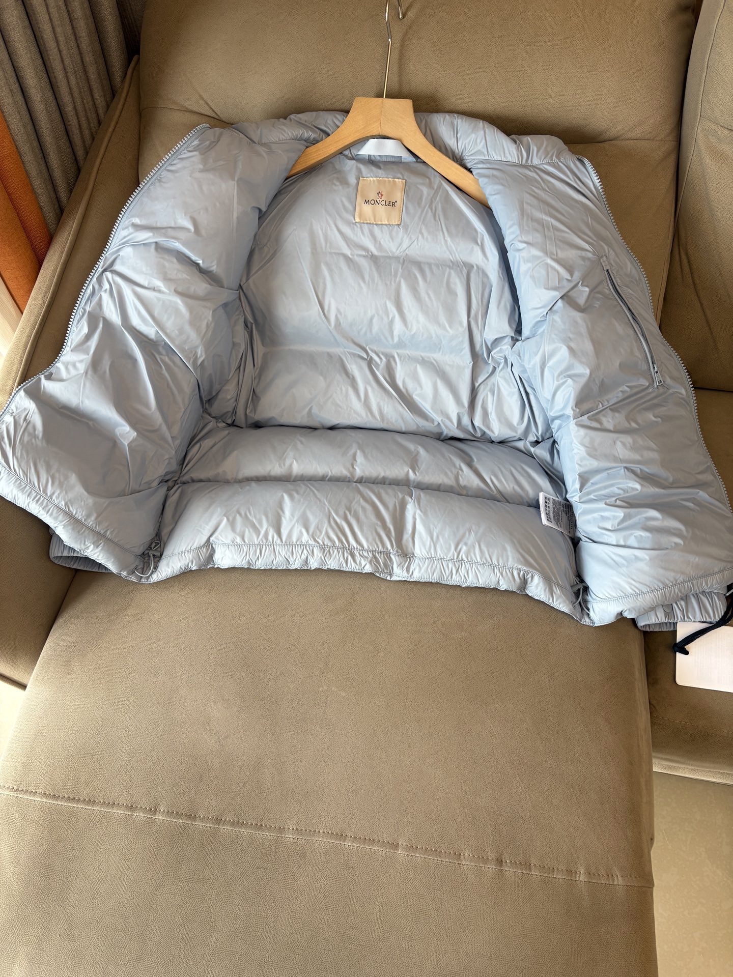 【人気商品】𝐌𝐎𝐍𝐂𝐋𝐄𝐑 モンクレール ビッグロゴ ダウンジャケット ユニセックスモデル