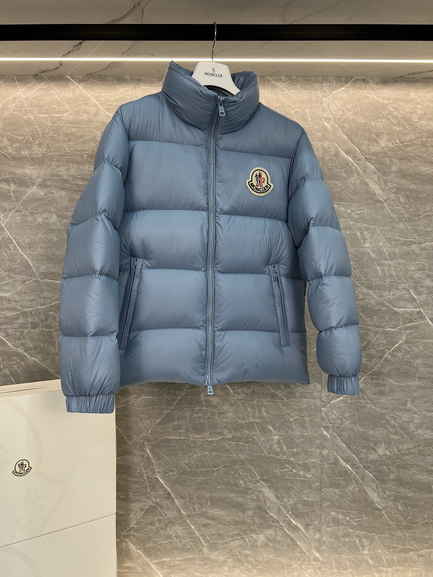【人気商品】𝐌𝐎𝐍𝐂𝐋𝐄𝐑 モンクレール ビッグロゴ ダウンジャケット ユニセックスモデル
