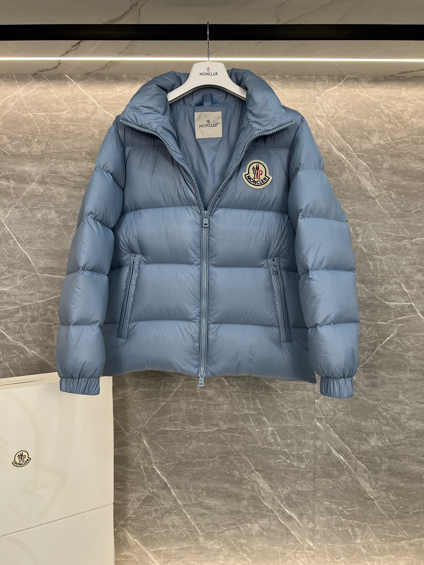 【人気商品】𝐌𝐎𝐍𝐂𝐋𝐄𝐑 モンクレール ビッグロゴ ダウンジャケット ユニセックスモデル
