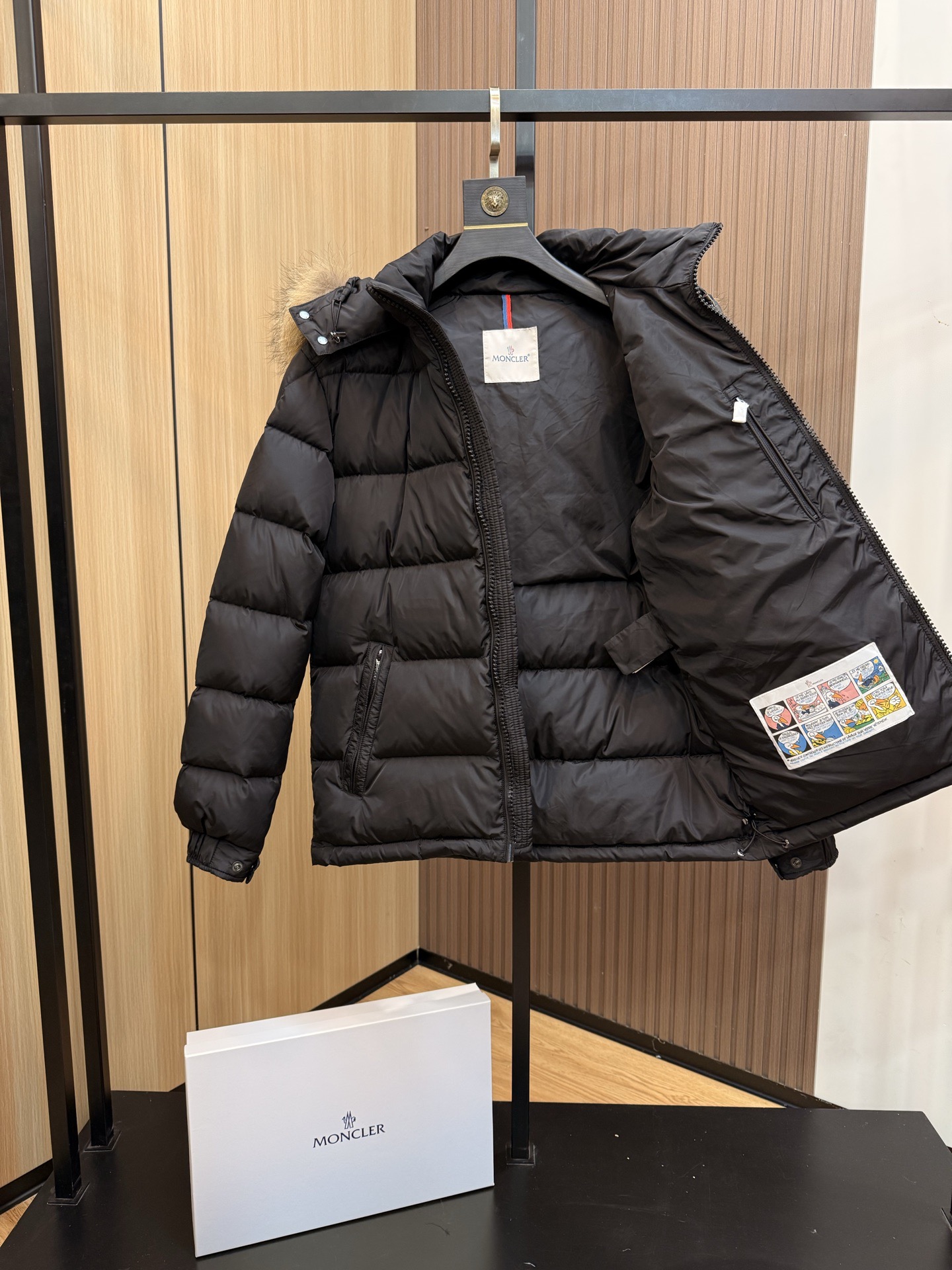 【人気商品】𝐌𝐎𝐍𝐂𝐋𝐄𝐑 モンクレール ビッグファーカラー ダウンジャケット ユニセックスモデル